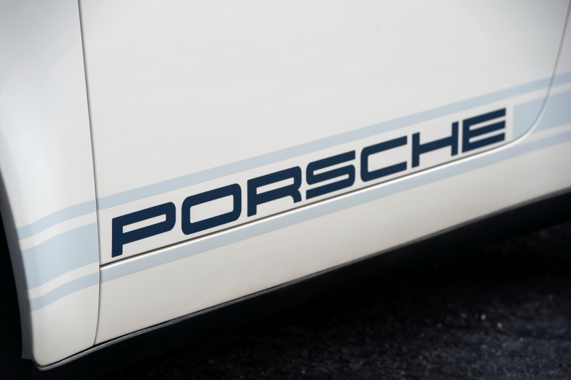 Illustration for article titled Stare At This New Gorgeous White 911 From Singer And Weep Tears Of Joy